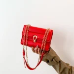 sac à main rouge avec chaîne dorée
