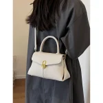 sac à main blanc avec anse rigide et fermoir doré