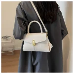 sac à main chic blanc avec détails dorés