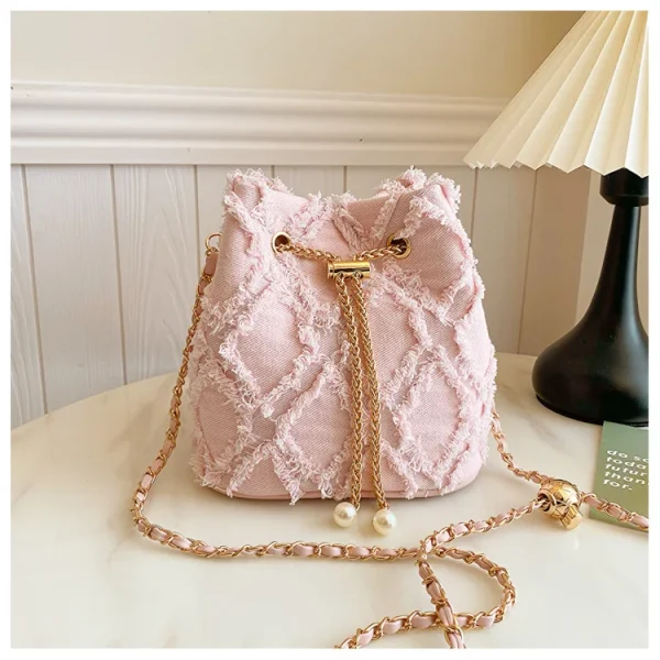 sac à main en jean rose avec chaîne dorée