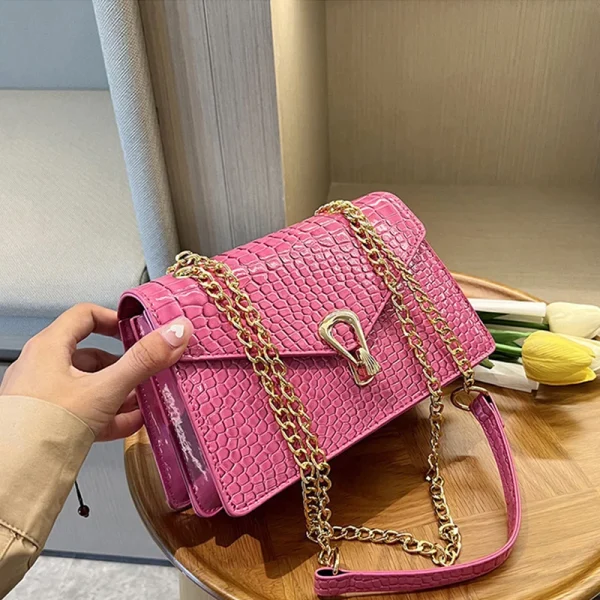 sac à main en cuir rose effet croco
