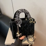 sac à main en cuir avec foulard