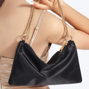 sac à main noir en velours avec chaîne dorée
