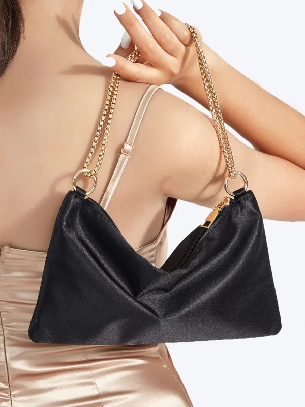 sac à main noir en velours avec chaîne dorée
