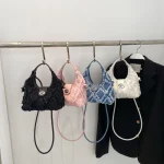 sac à main noir chic en jean frangé