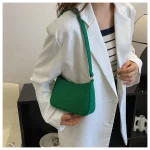 sac à main vert croco tendance