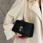 sac à main effet croco avec chaîne dorée