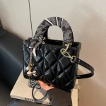 sac à main noir matelassé