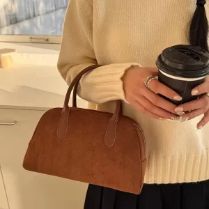 sac à main en daim marron élégant