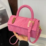 sac à main rose avec détails dorés