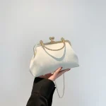 sac à main vintage en velours blanc