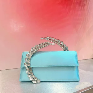 sac à main en velours bleu avec poignée en strass cristal