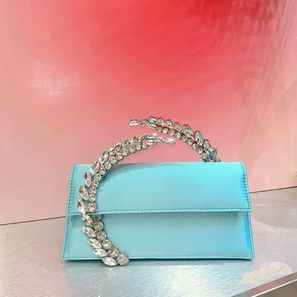 sac à main en velours bleu avec poignée en strass cristal