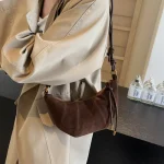 sac style croissant en daim marron