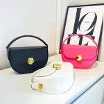 sac à main blanc fermoir doré contemporain