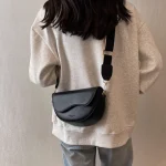 sac demi-lune noir en cuir style vintage