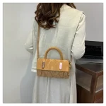 sac à main marron clair avec dorures