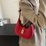 sac élégant en cuir rouge estival