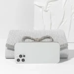 sac à main argenté élégant avec strass