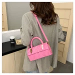 sac en daim rose élégant
