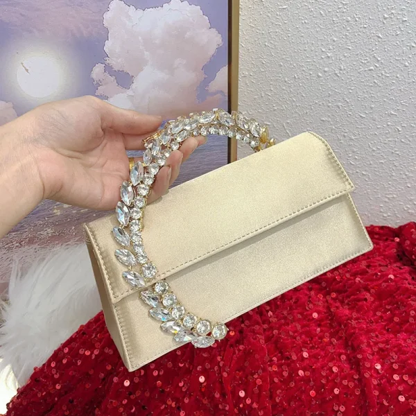 sac à main en velours doré avec poignée strass cristal