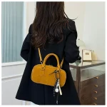 sac en daim avec porte-clés