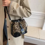 sac à main en cuir noir léopard