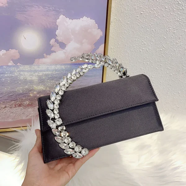sac à main en velours noir avec poignée strass cristal