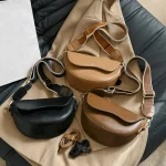 sac demi-lune noir en cuir