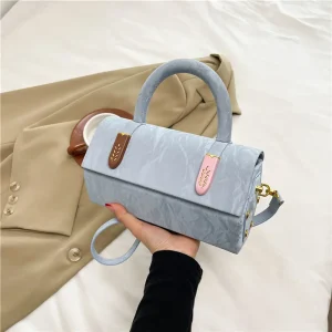 sac à main en daim grisbleu cylindrique – chic avec détails dorés