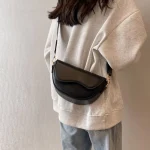 sac à main noir avec sangle ajustable