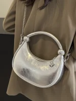 sac à main gris brillant avec pendentif cœur