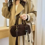 sac à main en daim avec porte-clés