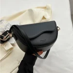 sac à main noir avec sangle large ajustable