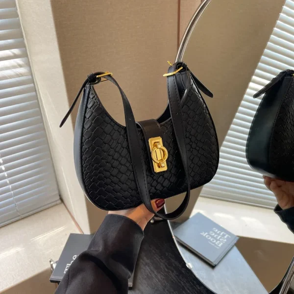 sac à main en cuir noir effet tressé avec boucle dorée