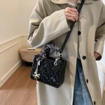 sac à main élégant avec poignée foulard