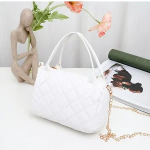 sac à main en cuir matelassé blanc avec chaîne dorée