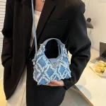 sac à main contemporain en jean frangé