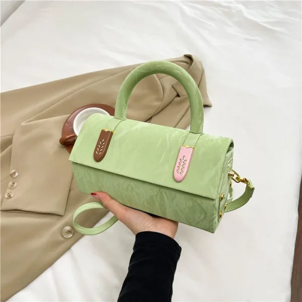 sac à main en daim vert cylindrique – chic avec détails dorés
