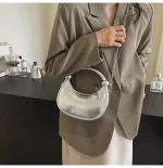 sac à main verni avec détail de cœur