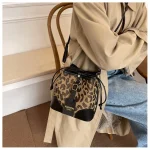 sac à main léopard en cuir noir