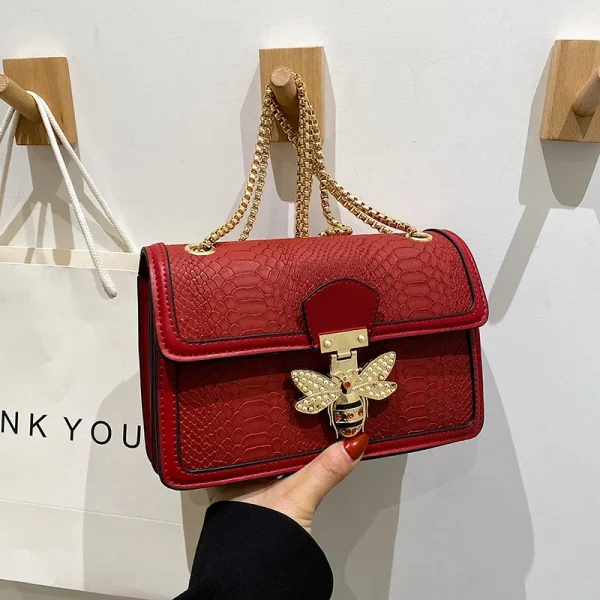 sac à main en cuir rouge effet python