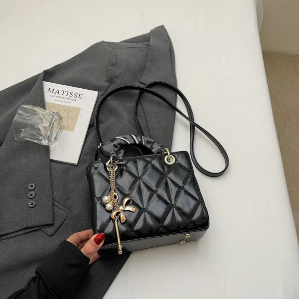 sac à main en cuir noir matelassé