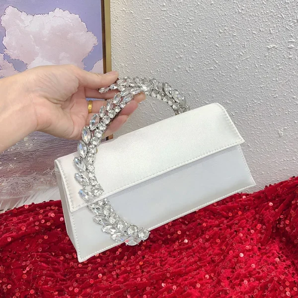 sac à main en velours blanc avec poignée strass cristal