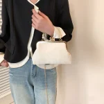 sac velours blanc chic et élégant