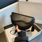 sac à main en cuir demi-lune noir