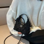 sac à main frangé en denim noir