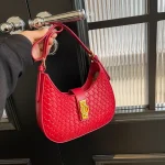 sac à main en cuir rouge effet tressé