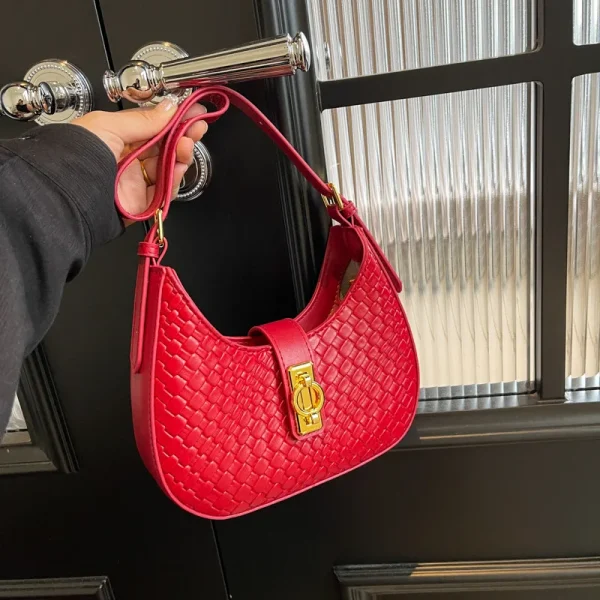 sac à main en cuir rouge effet tressé