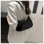 sac à main noir brillant